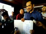 abraham-samad-menerima-sk-deponering-dari-jam-pidum_20160306_205251.jpg