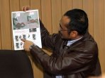 abraham-samad-tunjukkan-bukti-foto-rekayasa_20150202_205040.jpg