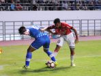 absor-fauzi-berebut-bola-dengan-hasyim-kipuw_20171017_115934.jpg