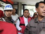 achsanul-qosasi-kenakan-rompi-merah-muda_20231103_193852.jpg