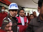 achsanul-qosasi-kenakan-rompi-merah-muda_20231103_193854.jpg