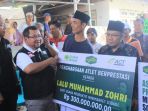 act-serahkan-bantuan-untuk-muhammad-zohri_20180715_085507.jpg