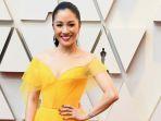 ada-kisah-menyentuh-di-balik-gaun-yang-digunakan-pemeran-crazy-rich-asian-di-piala-oscar-2019.jpg