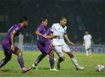 adam-alis-kanan-berduel-dengan-m-taufiq-kiri-pada-laga-lanjutan-grup-d-piala-presiden-2022.jpg