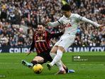 adam-smith-kiri-berusaha-merebut-bola-dari-kaki-striker-tottenham-hotspur.jpg