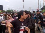 ade-armando-dikeroyok-saat-ikut-unjuk-rasa-11-april-2022-di-depan-ge.jpg