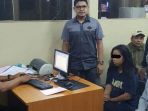 ade-dan-indah-saat-diperiksa-di-polsek-kebon-jeruk-kemarin_20161206_132557.jpg