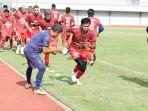 ade-jantra-dua-dari-belakang-saat-berlatih-dulu.jpg