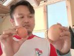 ade-yogi-37-memperlihatkan-perbedaan-telur-ayam-normal-dengan-yang-ukuran-raksasa.jpg