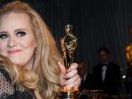 adele-dan-trofi-oscarnya_20151022_073005.jpg