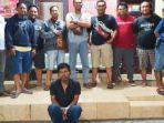 adi-indra-purnama-dengan-tangan-diborgol-diperlihatkan-polisi-di-mapolres-jombang.jpg
