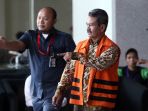 adi-pandoyo-diperiksa-sebagai-tersangka_20170208_212126.jpg