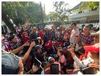 adian-jongkok-bareng-ahoker.jpg