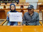 adik-dan-ayah-dini-sera-afriyanti-saat-mengadu-34.jpg