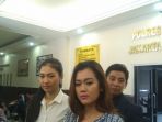 adik-julia-perez-anggie-kemeja-biru-dan-dela-kemeja-putih_20170330_185925.jpg