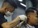 aditya-putra-dewa-saat-merapihkan-rambutnya-di-barbershop.jpg