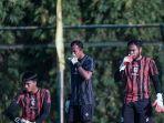 adixi-lenzivio-kanan-berlatih-bersama-pelatih-arema-fc.jpg