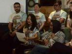 adriana-bustami-saat-membacakan-surat-dari-augie-fantinus.jpg