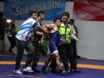 adu-jotos-dalam-pertandingan-gulat-pon-xix_20160928_203233.jpg