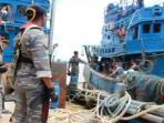 adu-kebut-kri-kapitan-pattimura-371-tangkap-5-kapal-thailand_20150504_160846.jpg
