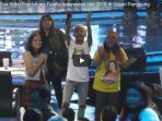 adu-yel-yel-dua-kubu-pendukung-finalis-indonesian-idol-2018-di-depan-panggung_20180425_140739.jpg