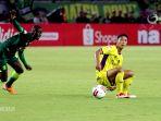 ady-eka-jayanto-kuning-persik-kediri-berduel-dengan-makan-konate-hijau-pemain-persebaya-surabaya.jpg