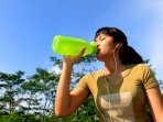 agar-puasa-tetap-terjaga-perbanyak-minum-air-mineral_20160614_153612.jpg