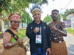 agitha-dan-paul-saat-foto-bersama-kabag-humas-kemenpora-abdul-muslim.jpg