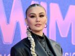 agnez-mo-hadiri-billboard-women-in-music-award-2022_20220303_200401.jpg