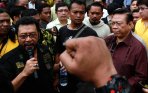 agung-laksono-dan-yorrys-raweyai-tenangkan-massa_20141125_192132.jpg