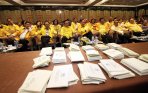 agung-laksono-terpilih-pimpin-partai-golkar_20141208_144627.jpg