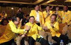 agung-laksono-terpilih-pimpin-partai-golkar_20141208_144722.jpg