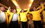 agung-laksono-terpilih-pimpin-partai-golkar_20141208_145045.jpg