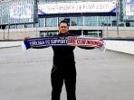 agung-santoso-saat-berfoto-di-stadion-stamford-bridge.jpg