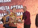 agus-fatoni-memberikan-penghargaan-ke-perwakilan-bumd.jpg