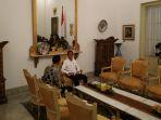 agus-harimurti-yudhoyono-ahy-saat-berbincang-dengan-jokowi.jpg