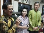 agus-harimurti-yudhoyono-bersama-guru-sma-nya_20161125_210426.jpg