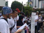 agus-kurnia-paling-kiri-saat-membacakan-sikap-sahabat-thamrin.jpg