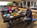 agus-pebrianto-dijamu-icuk-sugiarto-dan-istrinya-nina-yaroh_20180213_190749.jpg