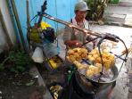 agus-penjual-gorengan-keliling_1_20160120_102557.jpg