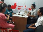 agus-puwanto-duduk-berkaos-biru-tertunduk-yang-mendatangi-mapolsek-jatiuwung_20170705_170257.jpg
