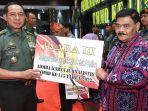 agus-subianto-menyerahkan-penghargaan-kepada-pimpinan-media-laraspost-cak-herry-sl.jpg