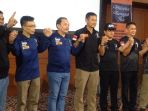 agus-yudhoyono-bergandengan-tangan-dengan-pimpinan-tujuh-partai-non-parlemen_20170128_202615.jpg