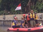 agus-yudhoyono-bertepuk-tangan-saat-disambut-warga-bidara-cina_20161130_211803.jpg