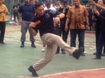 agus-yudhoyono-menendang-bola-ke-arah-gawang-sebagai-seremonial-pembukaan-turnamen_20170203_220732.jpg