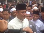 agus-yudhoyono-salat-jumat-di-masjid-keramat-luar-batang_20161021_162801.jpg