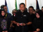 agus-yudhoyono-terima-kekalahan_20170216_102457.jpg