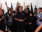 agus-yudhoyono-terima-kekalahan_20170216_103433.jpg