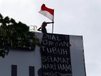 agustinus-kembali-naik-baliho_20170228_183116.jpg