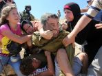 ahed-tamimi-kiri-ketika-bersitegang-dengan-seorang-pasukan-israel_20180102_041838.jpg